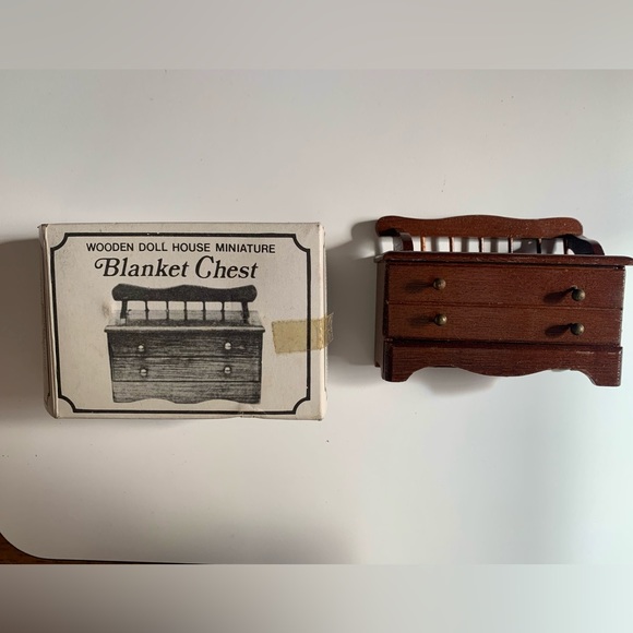 Vintage Dollhouse Bedroom 3 pieces, Bed, Vanity, Blanket Chest. - Picture 8 of 13